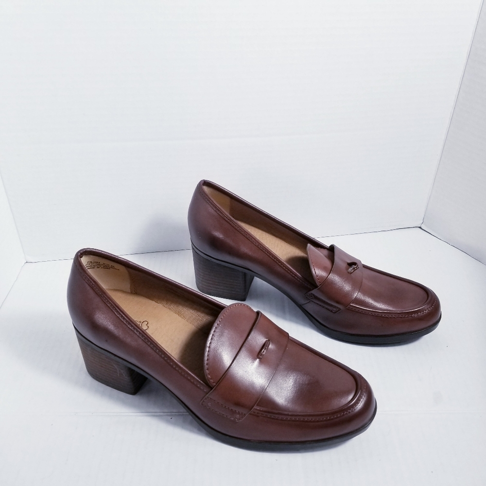BARETRAPS HEELED LOAFER BROWN WITH SOME BLACK TINT SIZE 9.5
